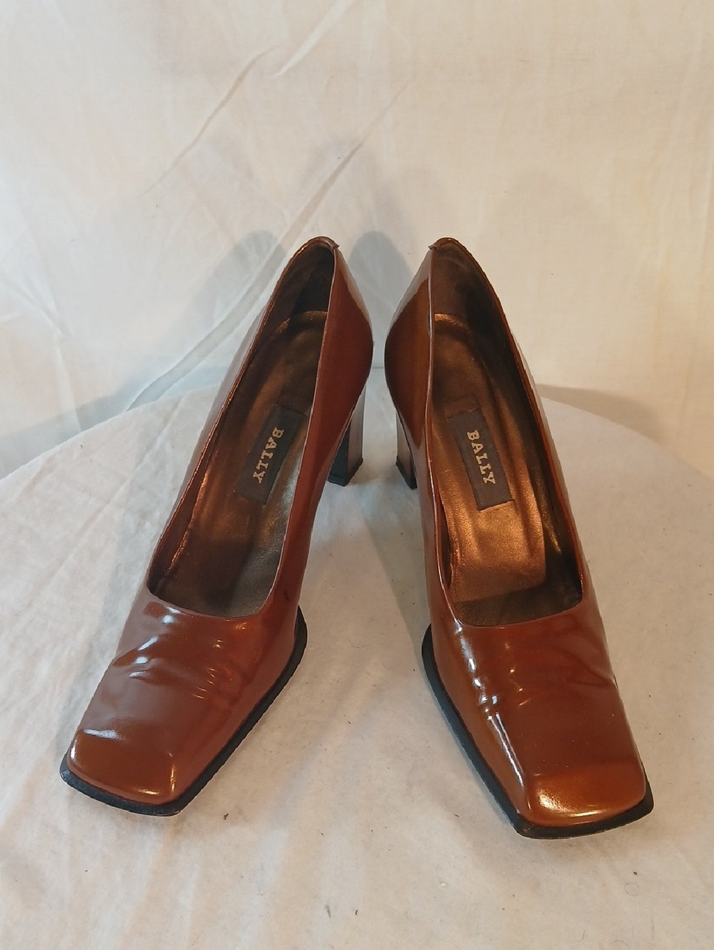 Gorgeous Bally Cognac Brown Patent Leather Block Heel Pumps